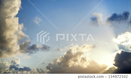 陽光透過雲層灑在沖繩平靜的海面上。 134972502