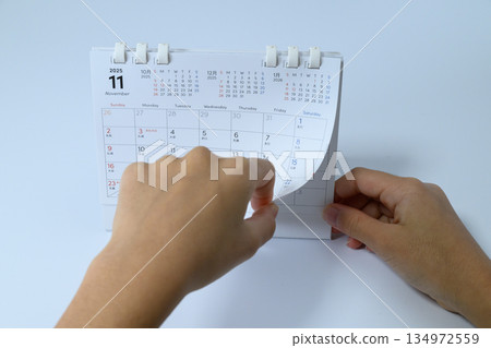 一隻手正在翻閱桌歷 134972559