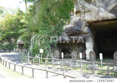 日本石雕佛像和岩石洞穴遺址的景色 日本石雕佛像和岩石洞穴遺址的景色 134972647