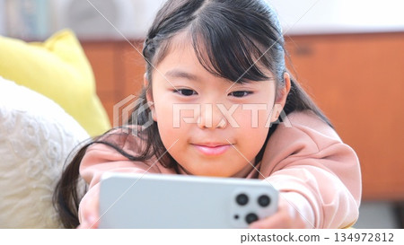 Smartphone elementary school student game study image 134972812
