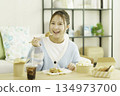 年輕的日本女子在客廳吃便當 134973700