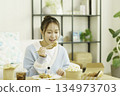 年輕的日本女子在客廳吃便當 134973703