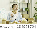 年輕的日本女子在客廳吃便當 134973704