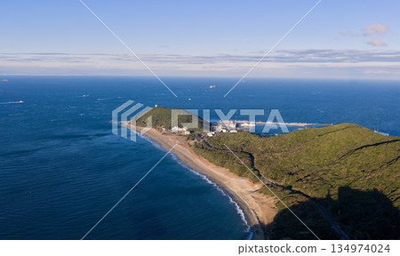 從空中俯瞰面向太平洋的伊拉戈角海岸線和港口城鎮 134974024