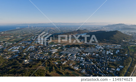 伊勢灣沿岸（敦美半島）設有溫室和風力發電設施的農業區 134974025