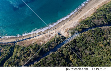 Aerial view of the Pacific coast and coastal road of the Atsumi Peninsula - the contrast between the blue sea and the sandy beach 134974032