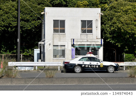 一輛來自東京警署灣岸派出所的巡邏車停在社區安全中心前。 134974043