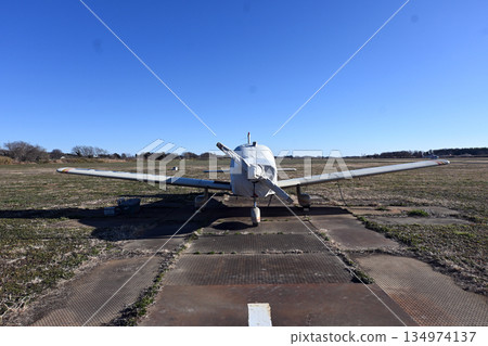 停車場上的小型飛機 134974137