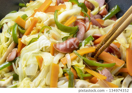 Cooking scene of stir-fried vegetables (with sausages). 134974352