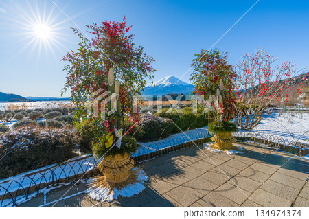 富士山和門松,日本新年,河口湖 富士山和門松,日本新年,河口湖 134974374