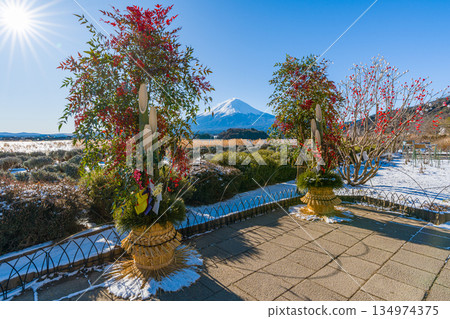 富士山和門松，日本新年，河口湖 134974375