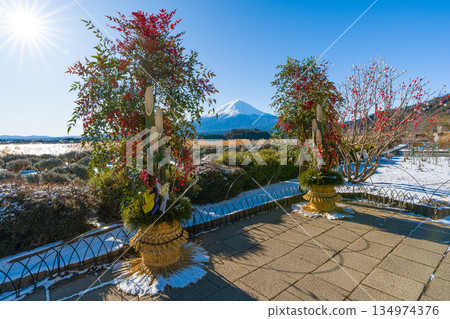 富士山和門松，日本新年，河口湖 134974376