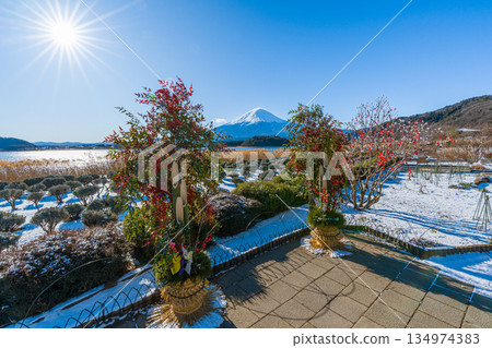 富士山和門松，日本新年，河口湖 134974383