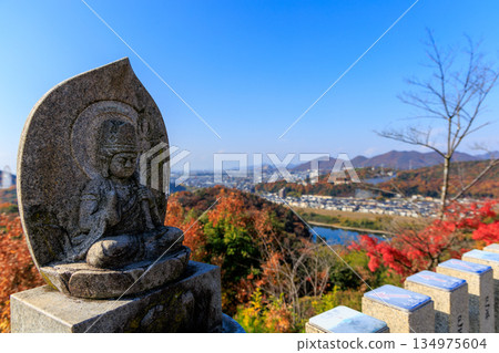 從邪光院眺望犬山市及木曾川的秋葉美景 從邪光院眺望犬山市及木曾川的秋葉美景 134975604