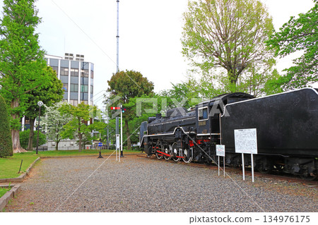 A view of a steam locomotive preserved on the grounds of Shiojiri City Hall, Shiojiri City, Nagano Prefecture 134976175