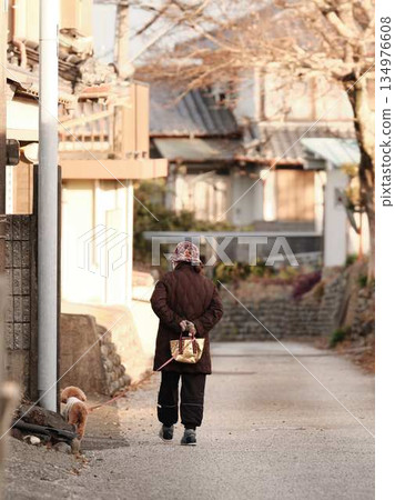 Walking for an old man 134976608