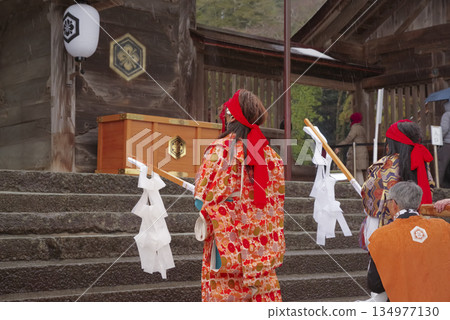 Auspicious New Year's ritual held at the main shrine of Izumo Taisha Shrine 134977130