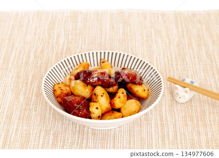 Chicken and garlic stir-fry (pepper sauce) 134977606