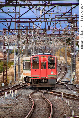 「會津山快速特快」從下今市站出發,開往東武日光站。 「會津山快速特快」從下今市站出發,開往東武日光站。 134978307