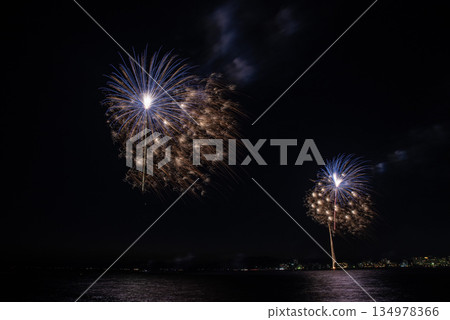 夏日夜空綻放的大型煙花 134978366