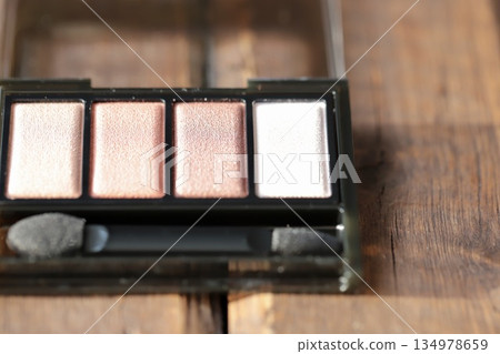 塑膠盒裝米色眼影 134978659