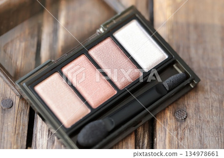 塑膠盒裝米色眼影 134978661