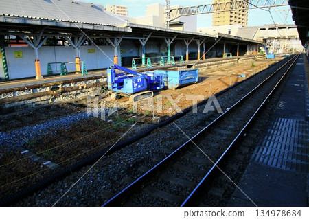 正在進行軌道抬升的拆除工作…春日部站,舊1號月台 正在進行軌道抬升的拆除工作…春日部站,舊1號月台 134978684