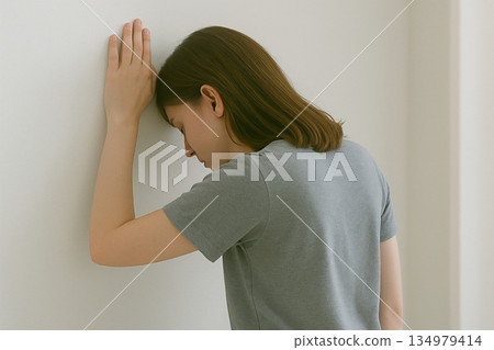 背對著鏡頭，一個人靠在牆上，感覺不舒服。 134979414