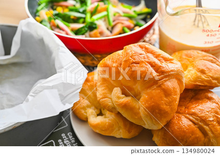 Making croissant quiche 134980024