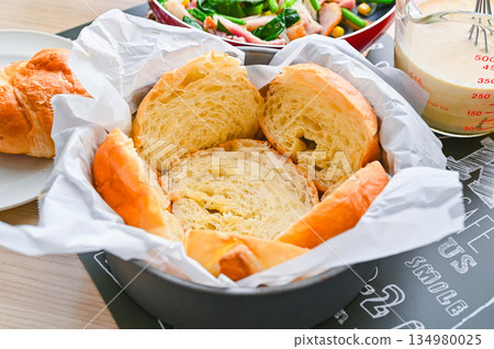 製作牛角麵包乳蛋餅 製作牛角麵包乳蛋餅 134980025