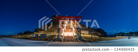 青森縣八戶市甲斐島神社的夜景 134980435