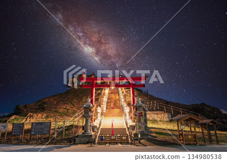青森縣八戶市甲斐島神社的夜景 134980538