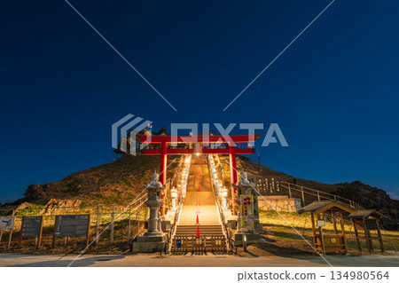 青森縣八戶市甲斐島神社的夜景 134980564
