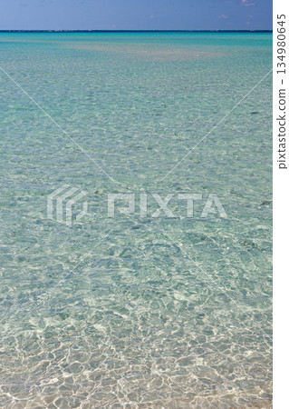 The clear sea and horizon of Ikema Island, Miyako Island. Emerald green sea and clear blue sky. The clear sea and horizon of Ikema Island, Miyako Island. Emerald green sea and clear blue sky. 134980645