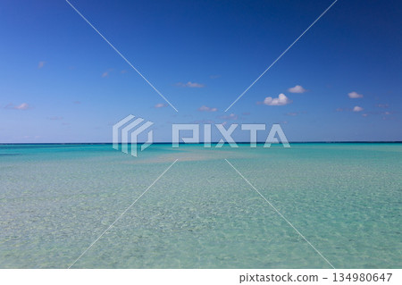 宮古島池間島的清澈海水和地平線。碧綠的海水和湛藍的天空。 134980647