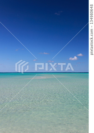 宮古島池間島的清澈海水和地平線。碧綠的海水和湛藍的天空。 134980648