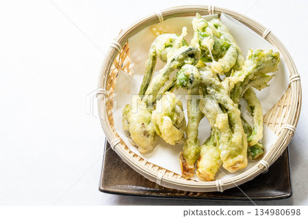 什錦野菜天婦羅：芋頭、豇豆、越山菜、蜂斗菜。 134980698