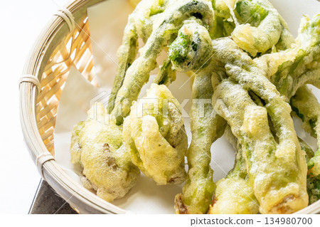 Assorted wild vegetable tempura: taros, kogomi, koshiabura, and butterbur 134980700