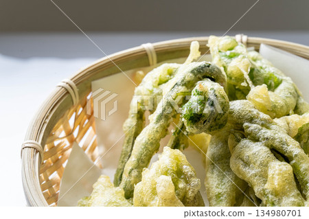 Assorted wild vegetable tempura: taros, kogomi, koshiabura, and butterbur 134980701