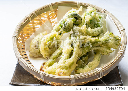 Assorted wild vegetable tempura: taros, kogomi, koshiabura, and butterbur Assorted wild vegetable tempura: taros, kogomi, koshiabura, and butterbur 134980704