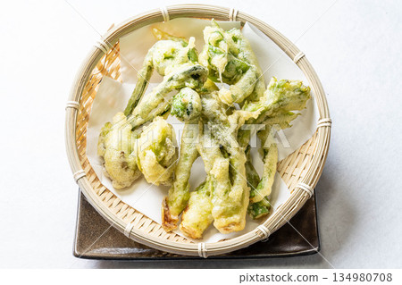 Assorted wild vegetable tempura: taros, kogomi, koshiabura, and butterbur 134980708