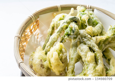 Assorted wild vegetable tempura: taros, kogomi, koshiabura, and butterbur 134980709