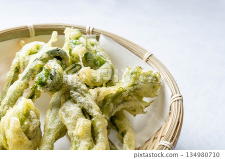 Assorted wild vegetable tempura: taros, kogomi, koshiabura, and butterbur 134980710