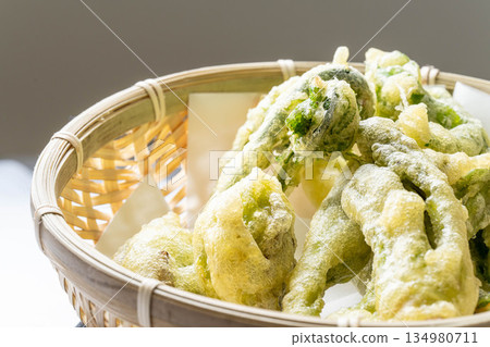 Assorted wild vegetable tempura: taros, kogomi, koshiabura, and butterbur 134980711