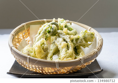 Assorted wild vegetable tempura: taros, kogomi, koshiabura, and butterbur Assorted wild vegetable tempura: taros, kogomi, koshiabura, and butterbur 134980712