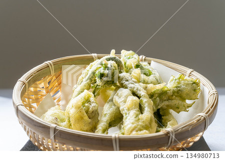 Assorted wild vegetable tempura: taros, kogomi, koshiabura, and butterbur Assorted wild vegetable tempura: taros, kogomi, koshiabura, and butterbur 134980713