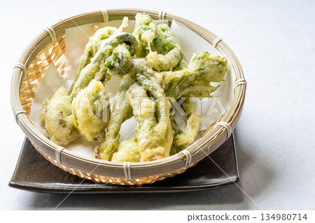 Assorted wild vegetable tempura: taros, kogomi, koshiabura, and butterbur Assorted wild vegetable tempura: taros, kogomi, koshiabura, and butterbur 134980714