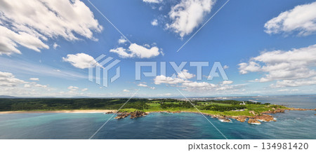 青森縣足重崎種佐海岸夏季景色鳥瞰圖 134981420