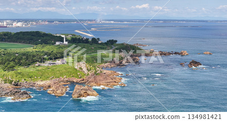青森縣足重崎種佐海岸夏季景色鳥瞰圖 青森縣足重崎種佐海岸夏季景色鳥瞰圖 134981421