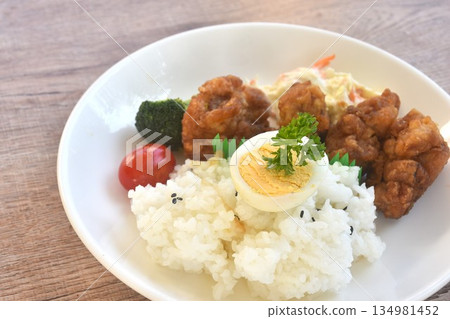 crispy fried garlic chicken with boiled egg on black sesame rice and salad bento set in plate crispy fried garlic chicken with boiled egg on black sesame rice and salad bento set in plate 134981452